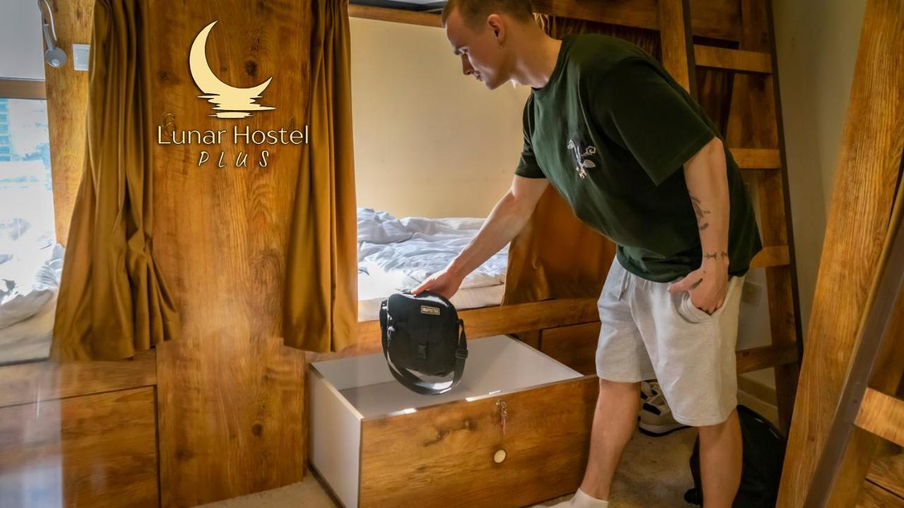 Lunar Hostel Plus Dubai Eksteriør billede