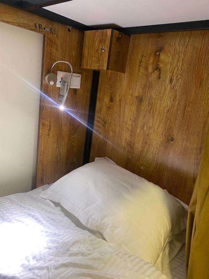 Lunar Hostel Plus Dubai Eksteriør billede