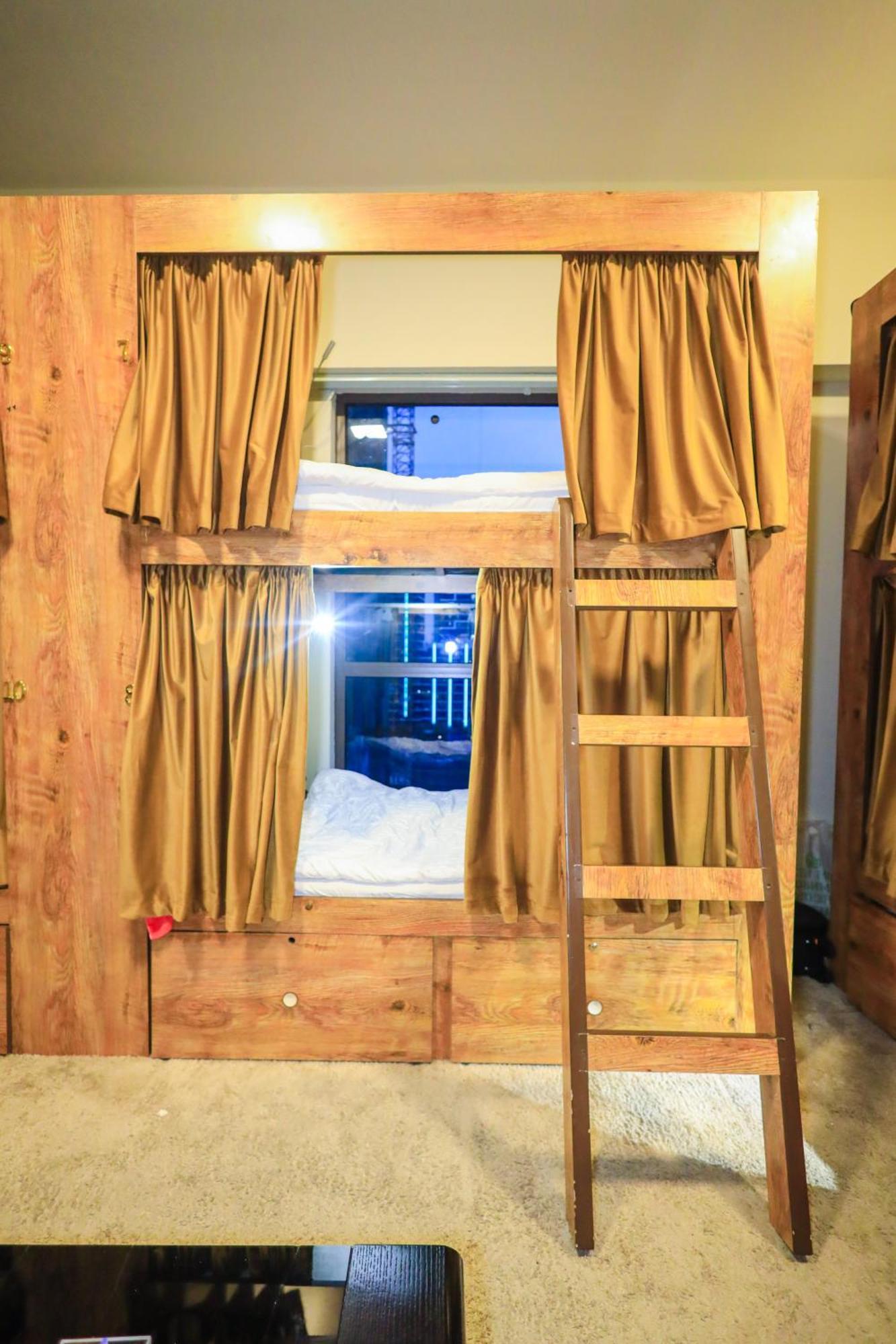 Lunar Hostel Plus Dubai Eksteriør billede
